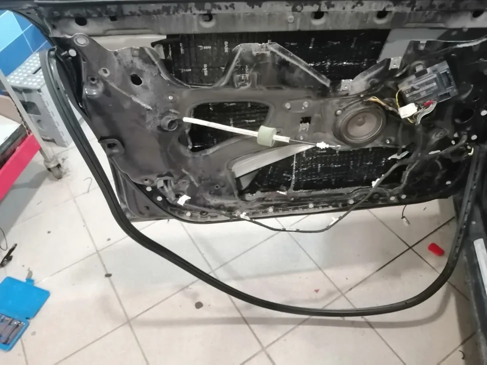 Сборка двери после ремонта замка Audi