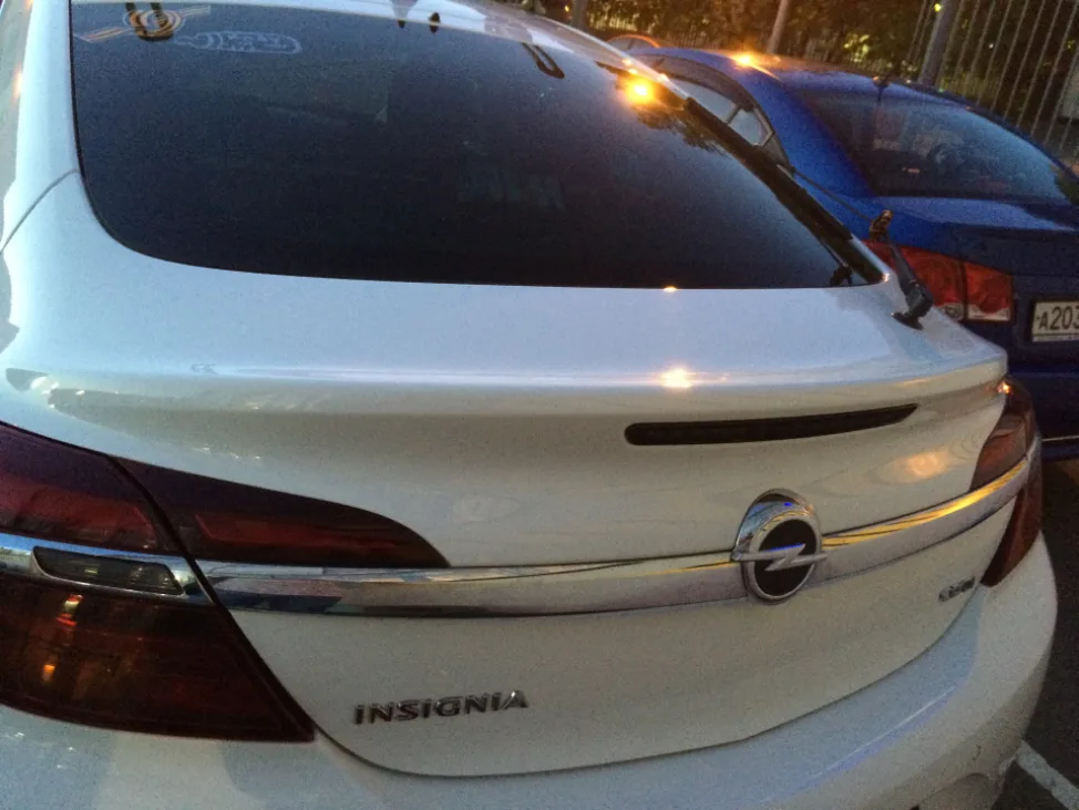 Декоративная панель и доступ к кнопке багажника Opel Insignia