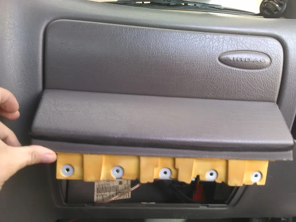 Полка под подушкой безопасности VW Caddy