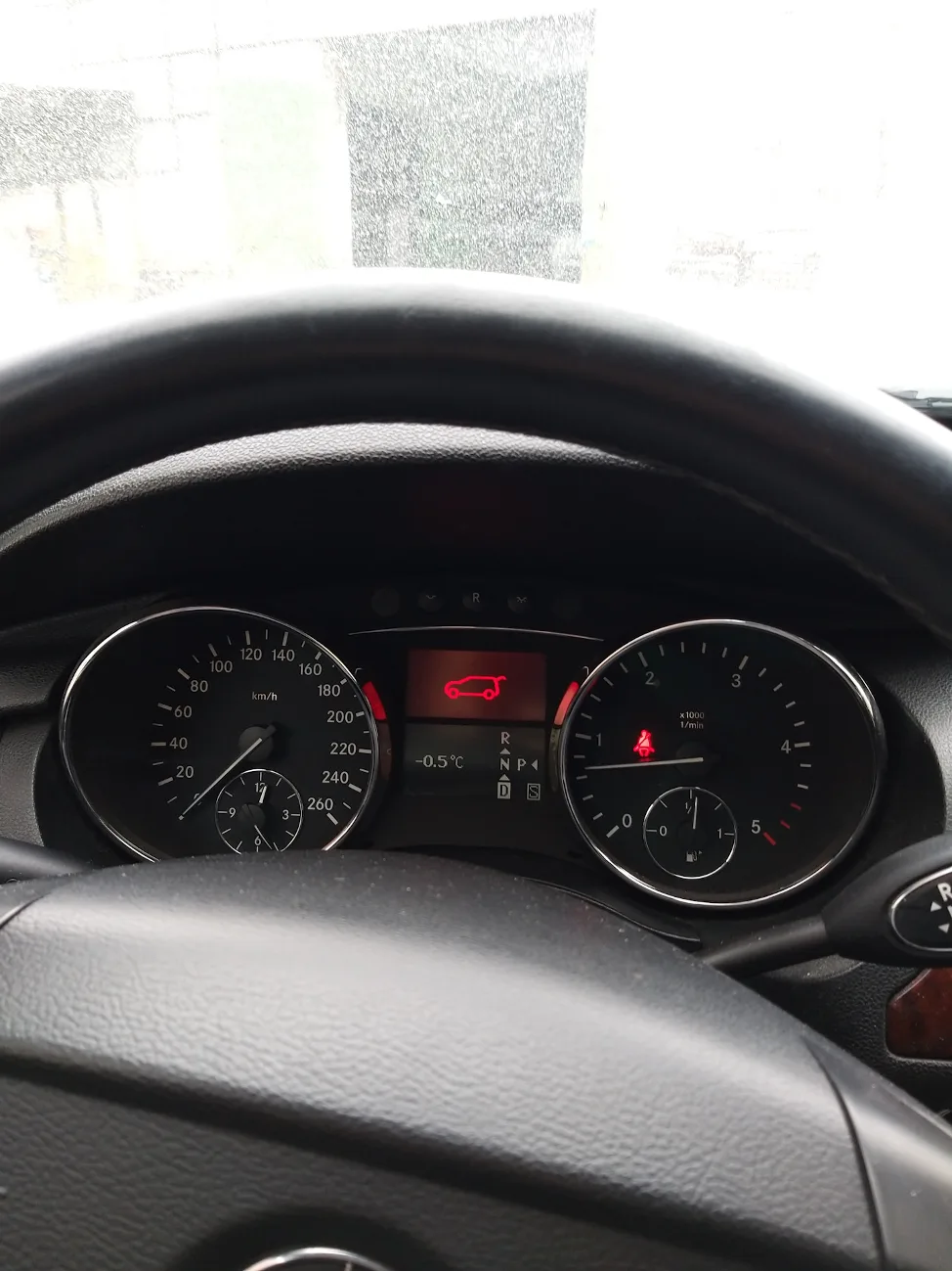 Ремонт замка багажника Mercedes W164: моторчики, шестерни и люфт крышки