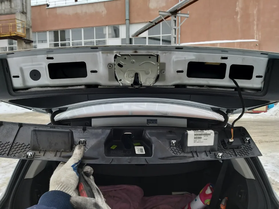 Номер нижней накладки багажника Mercedes