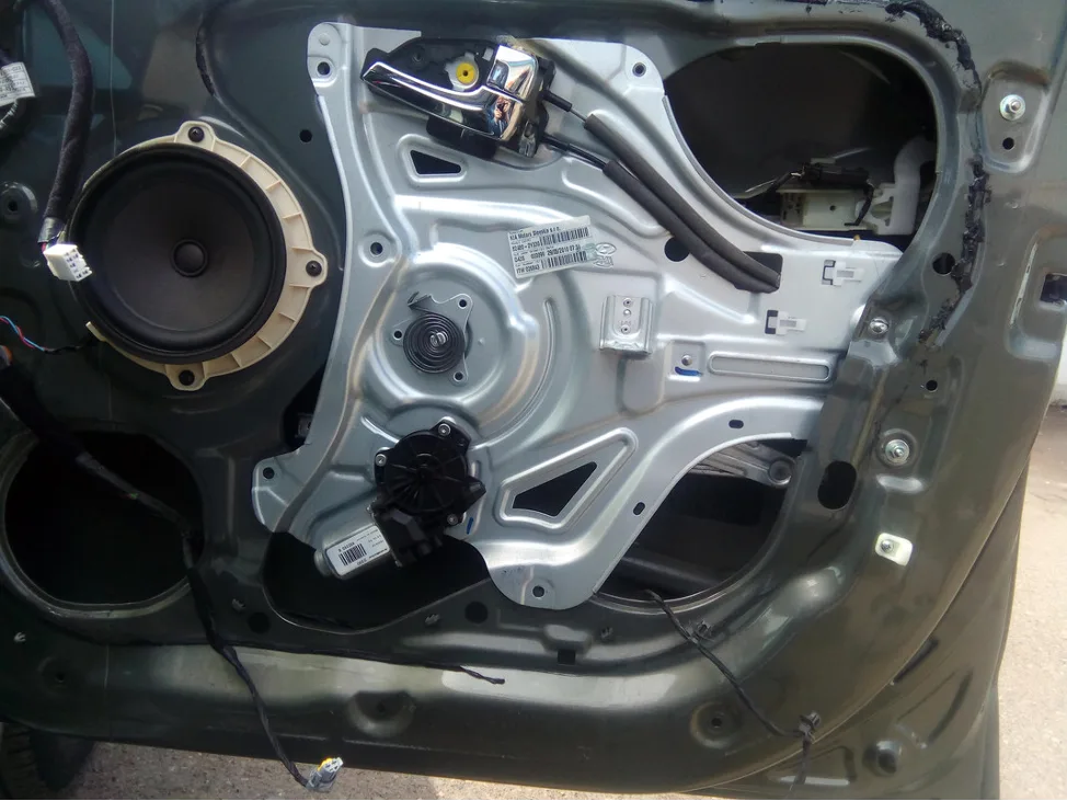 Разъемы и крепления двери Hyundai ix35