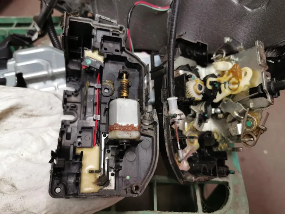 Вскрытый замок двери Infiniti G25