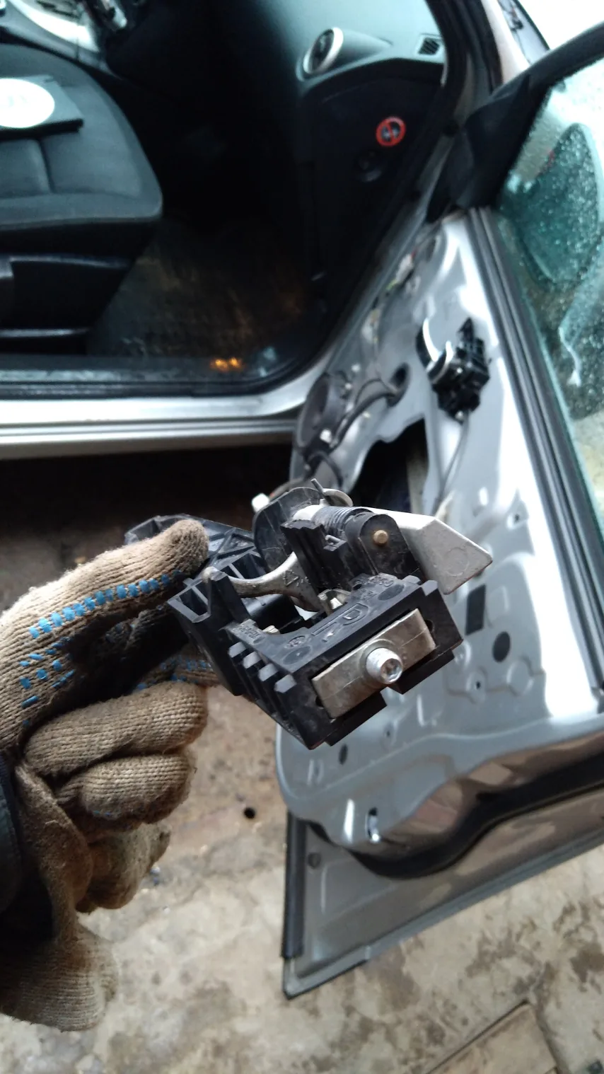 Винт крепления ручки Nissan Qashqai