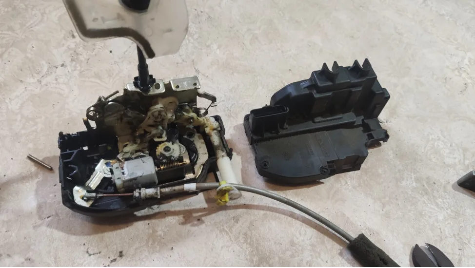 Разобранный замок двери Nissan Qashqai J10