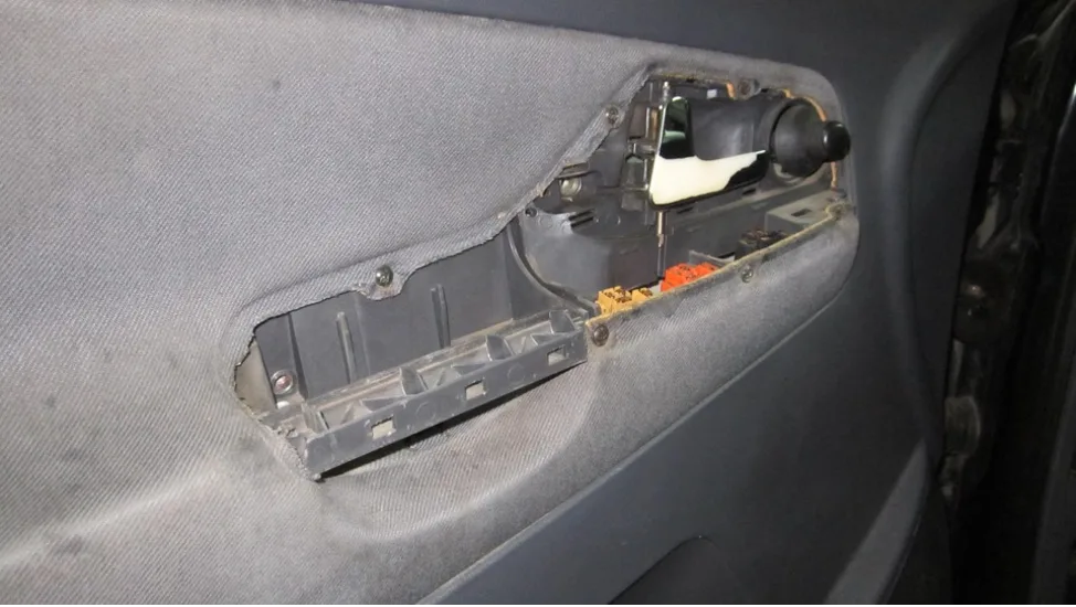 Ремонт замка двери Seat Ibiza 2001: пружина и смазка механизма