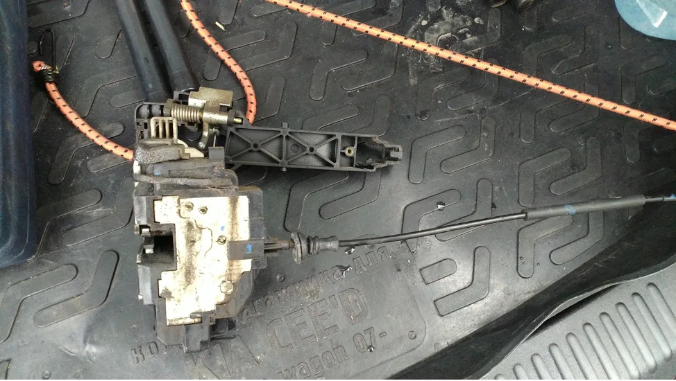 Расположение замка Kia Ceed перед снятием