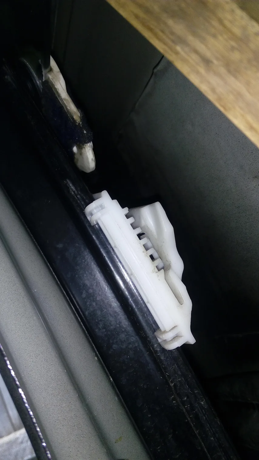 Отсоединенная защелка стеклоподъемника Range Rover Sport